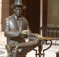 Fernando Pessoa's bronze statue